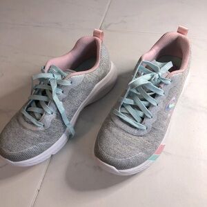 Sketchers silver grey lace up sneakers. Teal laces. Fun shoes!